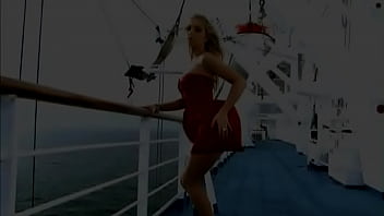 Блондинка Jaelyn Fox занимается хардкорным сексом на борту лодки