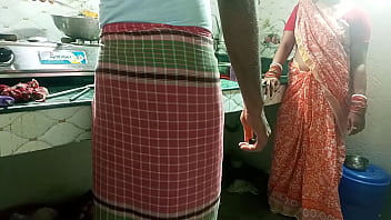 La padrona si è fatta scopare la fica dalla serva della cuoca in cucina! con chiara voce hindi