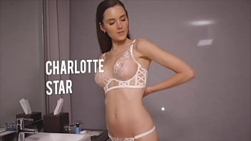 Orgasmo di masturbazione sessuale da solista della pornostar australiana Charlotte Star nella vasca da bagno