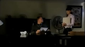 Secretária Renata provoca seu chefe até que eles fodam bem no escritório