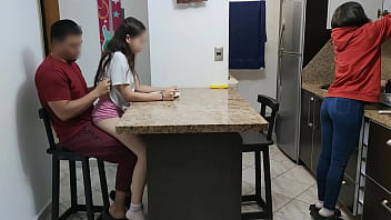 A mia nipote birichina piace mangiare seduta sulle gambe del pervertito davanti a sua moglie