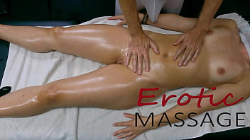 jeune femme reçoit un massage érotique