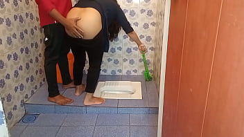 Невестку, которая мыла ванную, поймали и отдали ей. бхабхи ХХХ секс