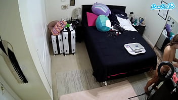 Камера наблюдения из женского общества застукала студентку, занимающуюся обнаженной йогой
