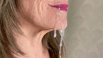 熟女おばあちゃんのディープスロートタブーは、口の中で精液を排出し、ボールを吸います。