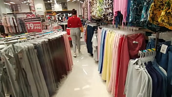 衣料品店で見知らぬ女を追いかけ、試着室でチ○ポを見せつける