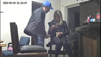 Шпионская камера: горячую сводную сестру-блондинку застукали с моим мужем