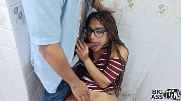 Gostosa milf big ass is fucked by a stranger in the bathroom of the disco, now the slob left me pregnant I busted my ass Anal