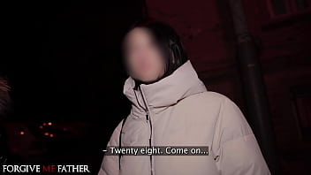 小柄なロシアのパーティーガールは、バンで親友の大まかなセックスフェラと顔射の前で激しく犯された