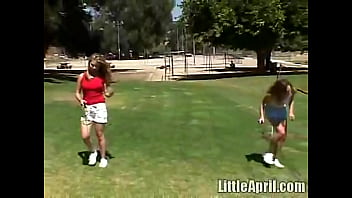 Шаловливые лесбиянки лижут киски с Little April в любительском видео
