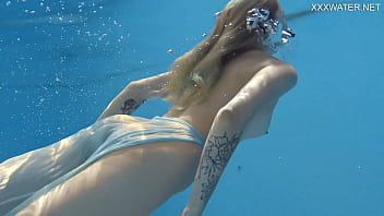 Mimi Cica mostra ancora una volta quanto sexy sappia nuotare