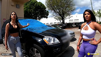 Roadside - Zoey Reyes e Ariel Pure Threesome per uscire da costose riparazioni di auto