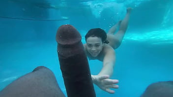Unterwasser-Sex Amateur junge Frau von BBC Big Black Dick zerquetscht