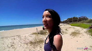 Худенькая молодая женщина Таня Пикап для первого анального траха на общественном пляже со старым парнем
