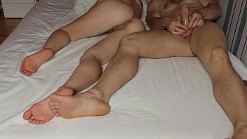 El hijastro atrapó a su madrastra desnuda en la cama y la folló hasta múltiples orgasmos.