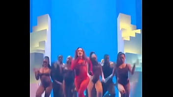 Anitta wiggling her tail at the VMAs