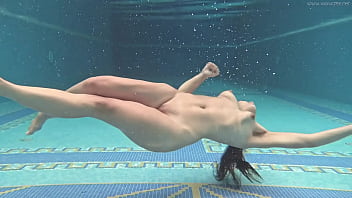 Венгерка обнаженная Sazan Cheharda соблазняет плаванием