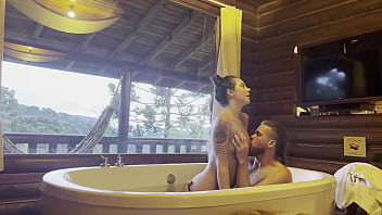Sexe à la montagne - couple faisant l'amour dans la baignoire - @anarothbardreal