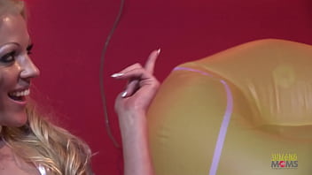 La milf blonde Cindy Behr double pénétration dans une orgie avec de grosses bites