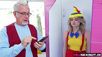 MissSexBot - Der alte Mann bringt dem sexy und heißen Roboter Coco the Fembot sexuelle Impulse und Wünsche bei
