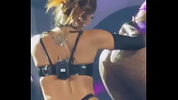 Anitta wiggling her tail at the show