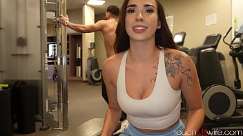 Latina Hotwife fode estranho no Gym Hotel - Gaby Ortega -