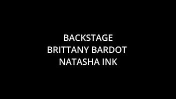 dietro le quinte, trio pervertito con Brittany Bardot e Natasha Ink, pissing, rimming, solo anale, schizzi, prolasso, buttrose atogm