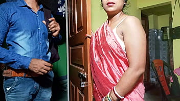 O vendedor de sutiã enganou Bhabhiji para que fizesse pornografia indiana Chudayi com uma voz clara em hindi