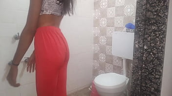Sonia bhabhi fa sesso con il suo Devar in bagno