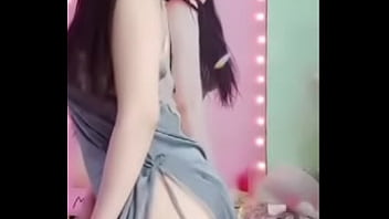 아시아의 소녀 쇼 떨어져서 그녀의 아름다운 엉덩이 에 단단한 치마