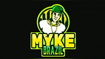 A diarista Roberta Dias vai fazer faxina e chama o Myke Brazil para comer ela