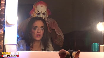 Fakehub Originals - Поддельный фильм ужасов идет не так, как надо, когда настоящий убийца входит в гримерку звездной актрисы - Специальное предложение на Хэллоуин