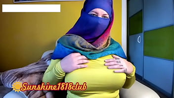 Ближневосточная мусульманка-арабка в хиджабе с большими сиськами перед камерой, запись 2 ноября