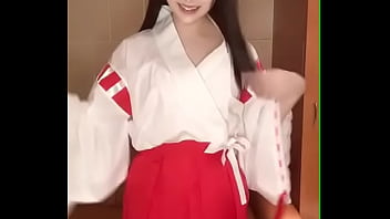 Se transformer en costume de miko (shrine maiden)