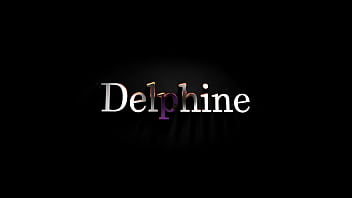 Delphine Films - プチ・マヤ・ウルフがキッチンテーブルで2本のチンポをしゃぶる