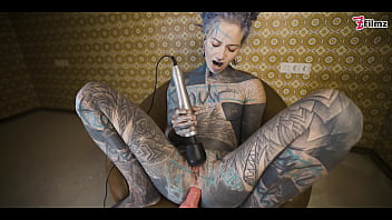 jeune femme tatouée teste FUCK MACHINE avec son ANAL - bouche bée, orgasme, anal (goth, punk, porno alternatif) ZF059