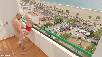 Sexe sur le balcon avec vue sur la plage - pipe en plein air avec sperme sur les seins
