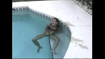 Мастурбирует в бассейне в любительском видео - Бесплатное видео для взрослых - NONK Tube