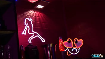All'interno dello strip club milfs brune e bionde ricevono con passione DP durante il sesso di gruppo
