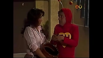Rubém and Carlos fight over who has sex with Florinda