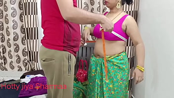 Bhabhi indiano seduce il sarto femminile per scopare con l'audio hindi