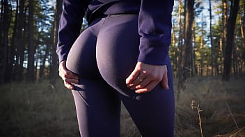 латина мамаша в супер узких штанах для йоги дразнит ее удивительную задницу в лесу