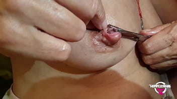 nippleringlover cornée milf doigté extrême mamelon percé, tournant le mamelon à l'envers