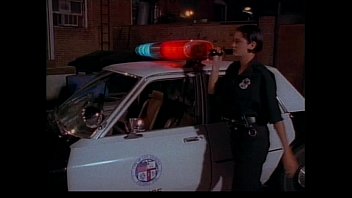 ハードファッカーにコックされている間汚い足のうめき声とうめき声でセクシーな警官の女