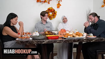 Красотка-мусульманка Одри Ройал празднует День Благодарения страстным трахом на столе - секс в хиджабе