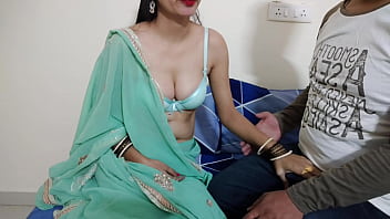 インドのデジサラは、ヒンディー語のオーディオでインドのロールプレイで彼女にチンポを見せてファックするように彼女のデバーに要求しました
