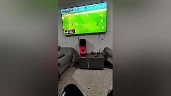 Une fille riche s'interrompt pendant que je regarde le match croate pendant la COUPE DU MONDE DE LA FIFA.