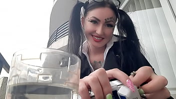 Fetiche por fumar. Dominatrix Nika fuma sexy e cospe em um copo. Imagine que este copo é a sua boca e você é apenas um cinzeiro para a Senhora.
