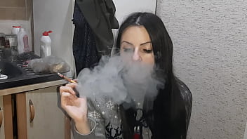 La mia ragazza fetish fuma e mi guarda mentre faccio sesso con un'altra ragazza - Lesbian Illusion Girls