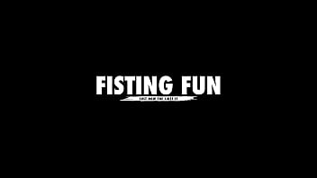Initiation au fisting amusant, Michelle Anderson et Stacy Bloom, pas de chatte, fisting anal, Gapes, véritable orgasme FF016